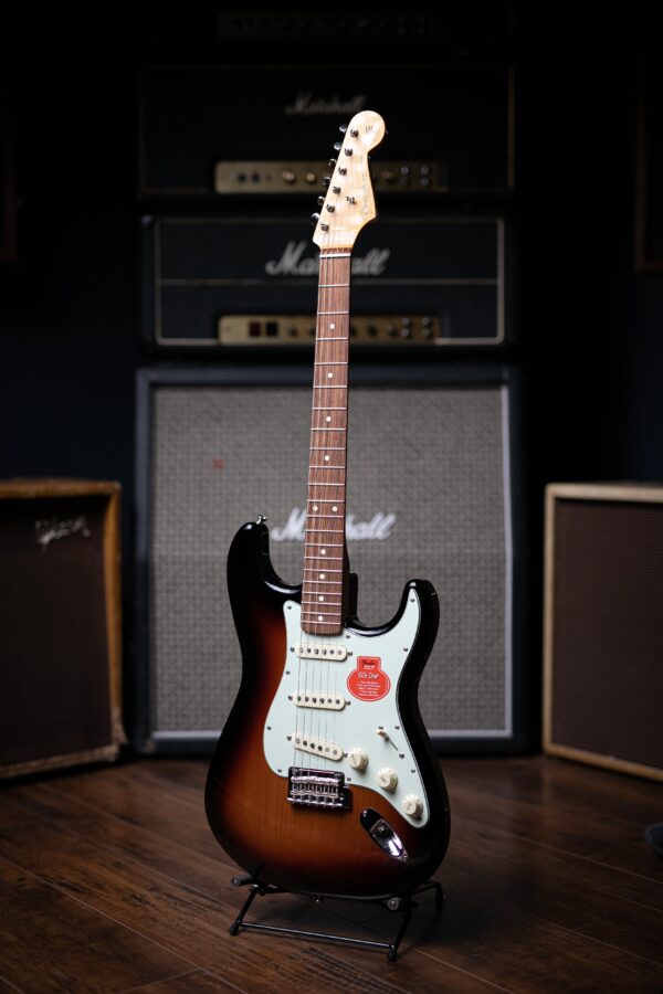 Fender Classic Player '60s Stratocaster Electric Guitar - 3 Color Sunburst