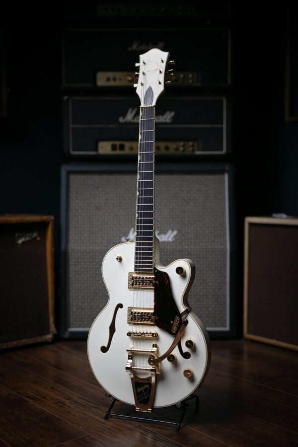 Gretsch G6659TG Players Edition Broadkaster Jr. Electric Guitar - Vintage White